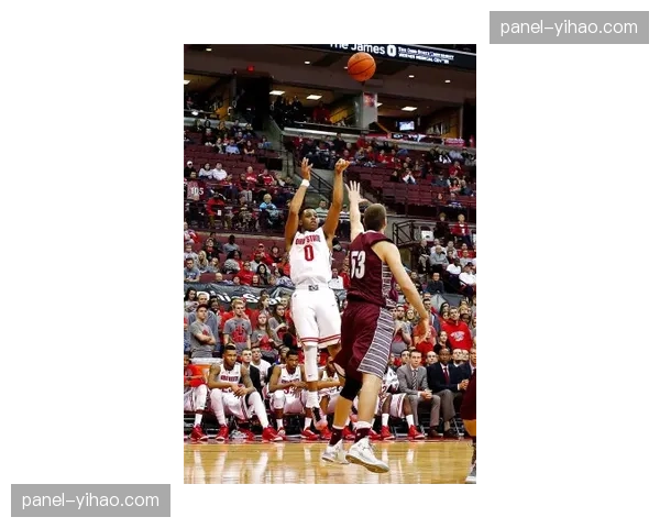 安图恩·拉塞尔卫冕战技术分析:左撇子对决中的攻防博弈 安图恩·拉塞尔卫冕战技术分析:左撇子对决中的攻防博弈