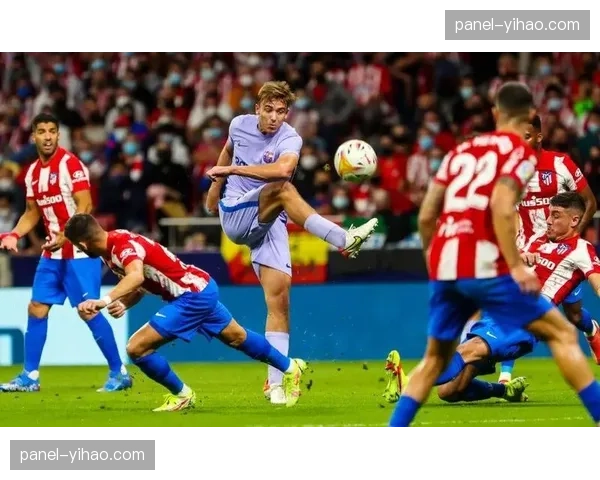 特写:看台上,即将退役的布斯克茨记录着场上的每一次攻防转换 特写:看台上,即将退役的布斯克茨记录着场上的每一次攻防转换